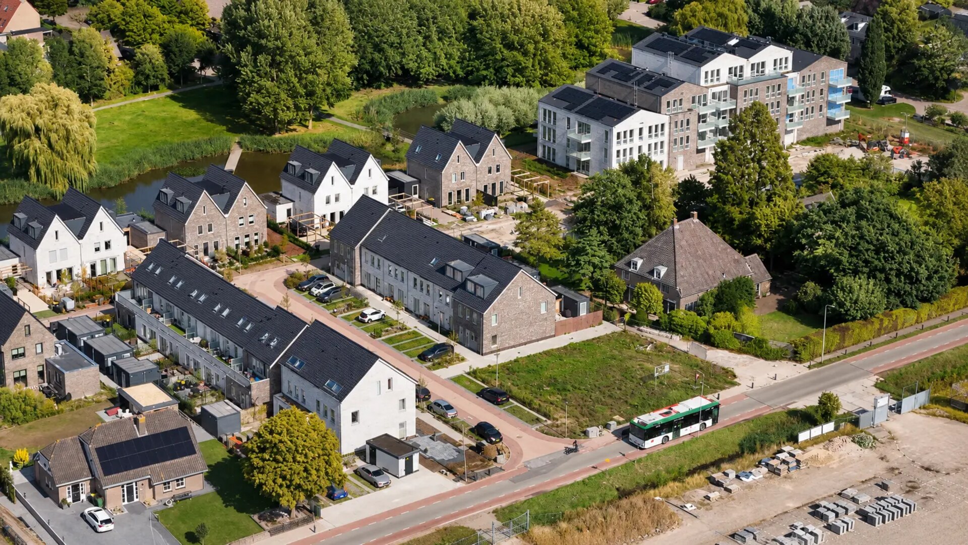 Luchtfoto van een moderne Nederlandse woonwijk